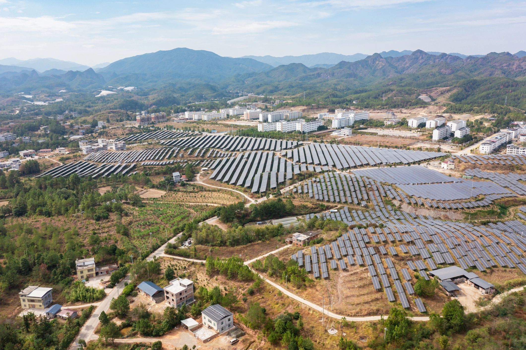¿Por Qué la Energía Solar Es El Blindaje Financiero Fundamental Para La Empresa Colombia?